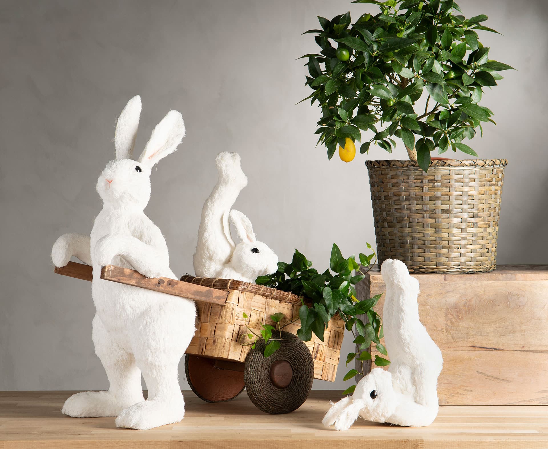 Golvdekoration Hare med Kärra – vit påskkanin med vagn 68 cm - Bild 2