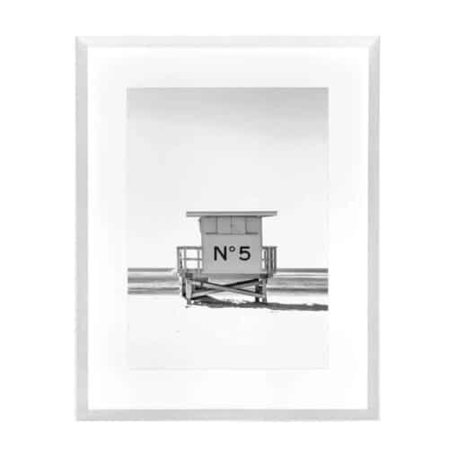 Tavla Chanel Beach Cabin med vit ram 75 x 95 cm