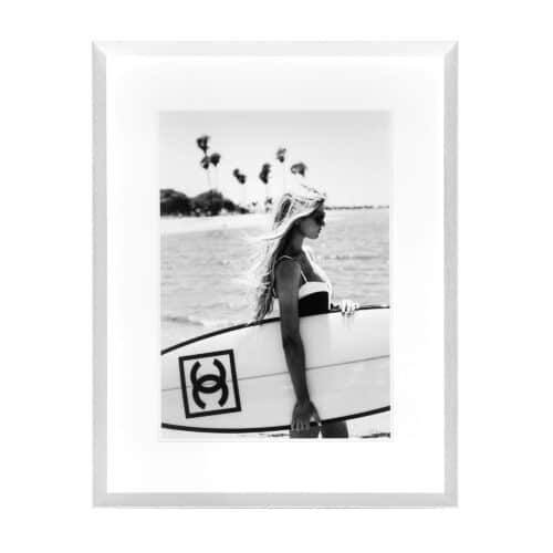 Tavla Chanel Surfer Girl med vit ram 75 x 95 cm