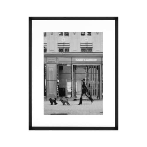 Tavla Who let the dogs out - med svart ram 75 x 95 cm