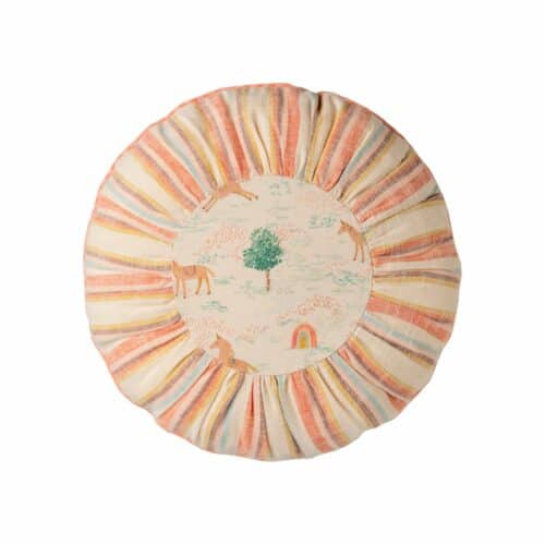 Med sin diameter på 26 cm passar den perfekt som en fin inredningsdetalj i barnrummet eller på favoritfåtöljen.