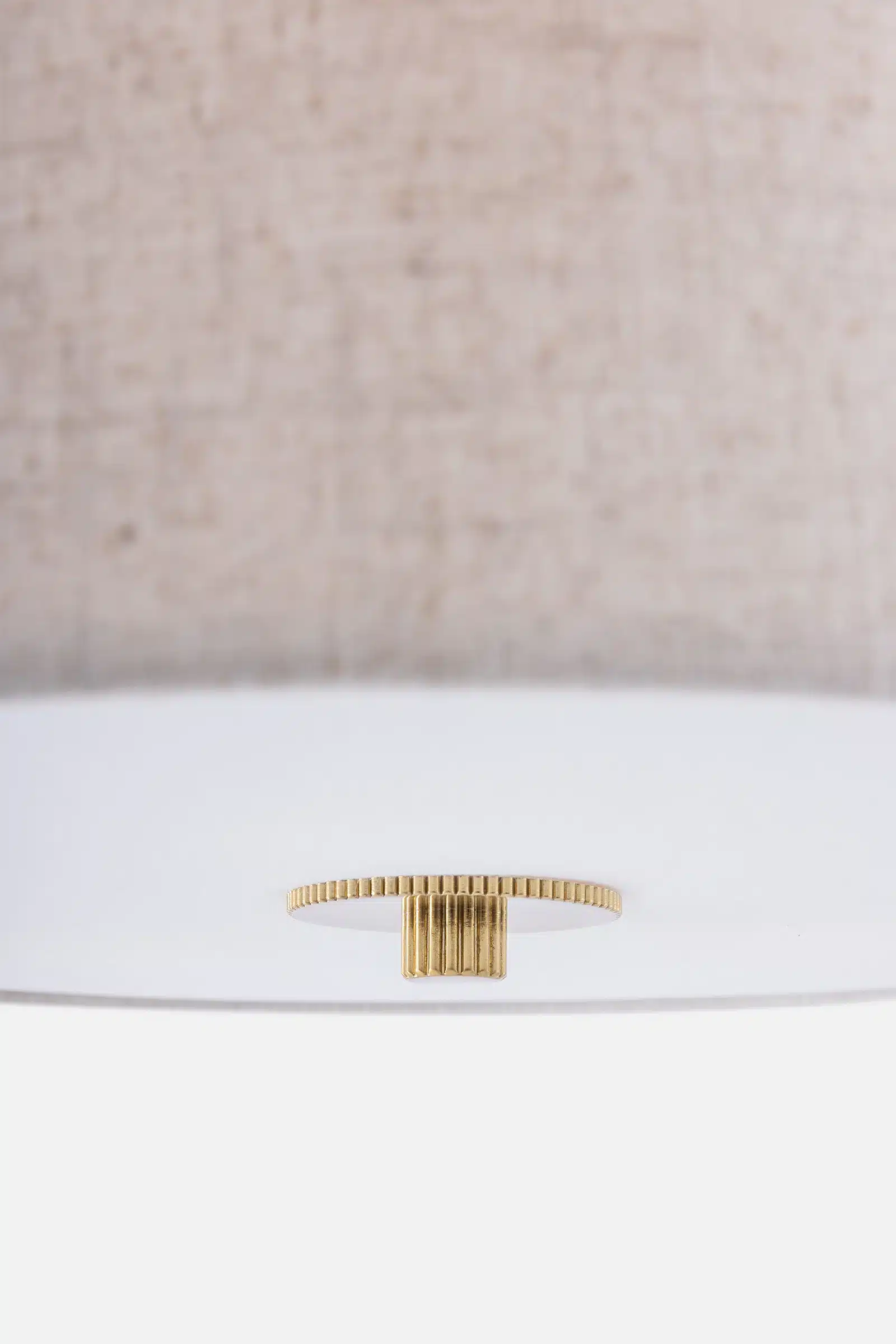 Plafond Noah 50 – Beige Linne med mässingsdetalj - Bild 2