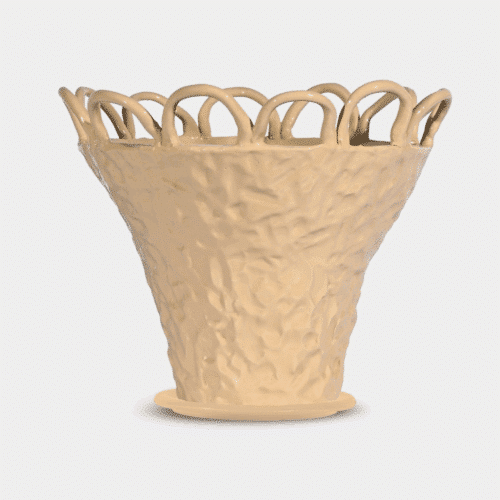 Kruka Patty i beige stengods med zebramönster, handgjord design av Emma Widell för Byon, placerad på ett bord med växt.