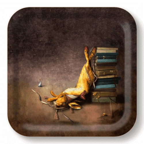 Maggie Taylor bricka The Toast Of Last Night i storlek 20x20 cm – handgjord på Öland i FSC-certifierat björkträ, med ett unikt, konstnärligt motiv.