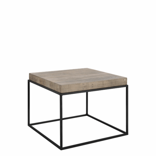 Sidobord Carlisle med 6 cm tjock bordsskiva i massiv rustik ek och svart metallunderrede, placerat i ett modernt vardagsrum