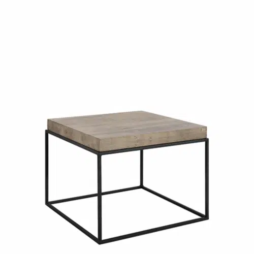 Sidobord Carlisle med 6 cm tjock bordsskiva i massiv rustik ek och svart metallunderrede, placerat i ett modernt vardagsrum