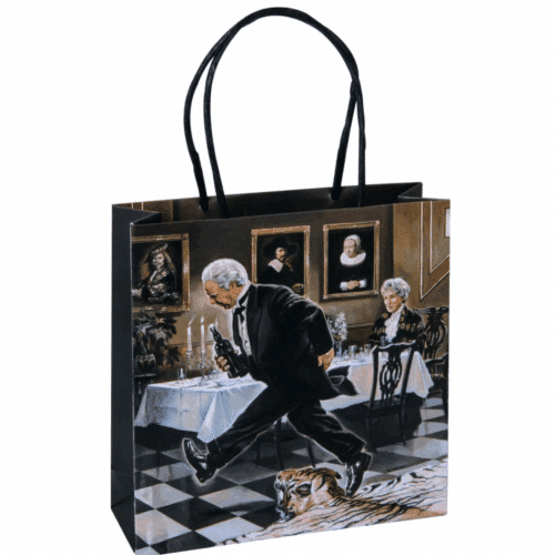 Papperspåse "Dinner for One" i storlek 18x18x6 cm med två handtag av band – stilren och praktisk presentpåse.