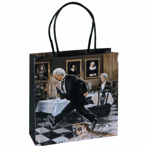 Papperspåse "Dinner for One" i storlek 18x18x6 cm med två handtag av band – stilren och praktisk presentpåse.