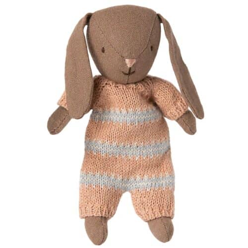 Maileg Kanin, Micro – Brun/Dusty Rose med Stickad Dräkt