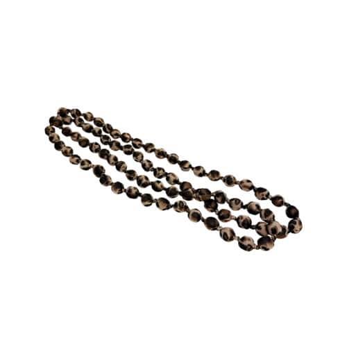 Det här stilrena halsbandet kombinerar vacker satäng med mjuka former för ett sofistikerat men lekfullt uttryck. Kulorna är klädda i skimrande satäng och ger en vacker lyster som fångar ljuset på ett subtilt sätt. Bär det enkelt för en minimalistisk look – eller dubbelt för mer volym och effekt.