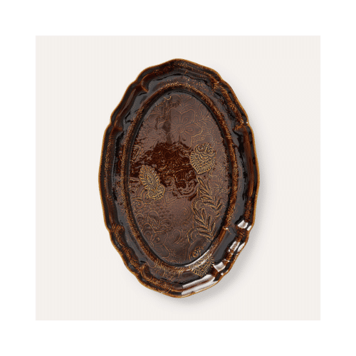 Stort ovalt uppläggningsfat i kaffebrun glasyr med Arabesque-mönster, 49 × 32 cm