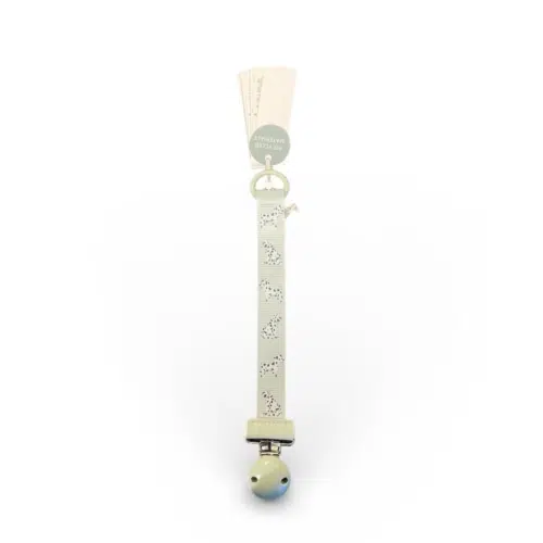 Elodie Mintgrön napphållare Dalmatin . Mintgrön napphållare med söta dalmatiner, nickeltestad, med träknopp för säker fastsättning på bebisens kläder