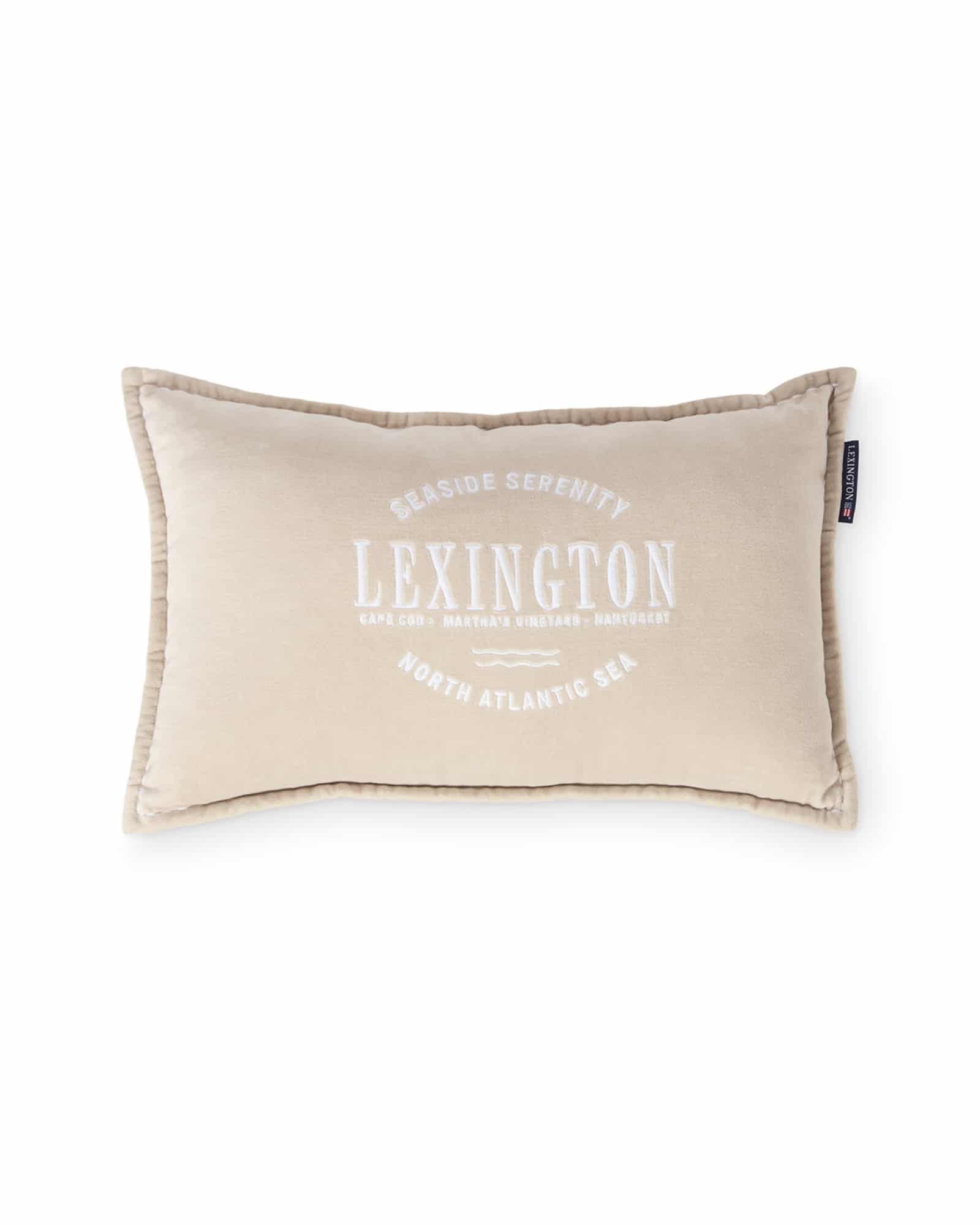 Lexington kudde beige logotyp i ekologisk bomullssammet