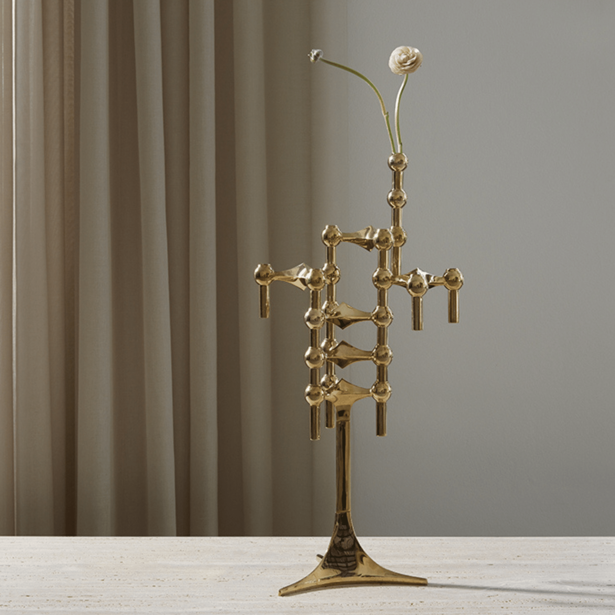 STOFF Nagel-vas i massiv mässing med skulptural design, placerad som en del av ett modulärt STOFF Nagel-system.