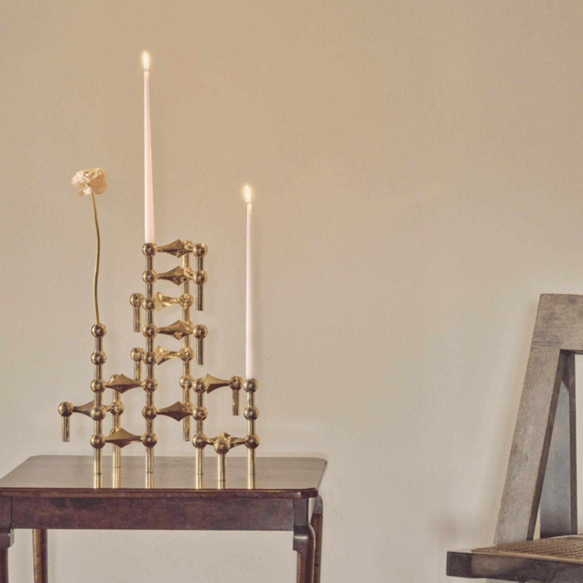 STOFF Nagel-vas i massiv mässing med skulptural design, placerad som en del av ett modulärt STOFF Nagel-system.