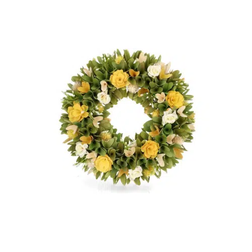 Gul dekorationskrans i trä med rosor, blommor och gröna blad som sprider vårkänsla