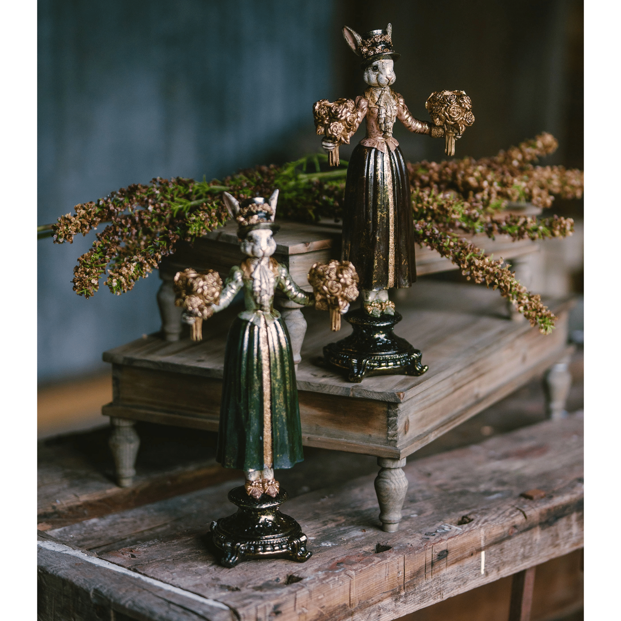 Rosa kaninljusstake i poly, 44 cm hög, med klänning och två buketter som ljushållare för kronljus, perfekt som påskdekoration