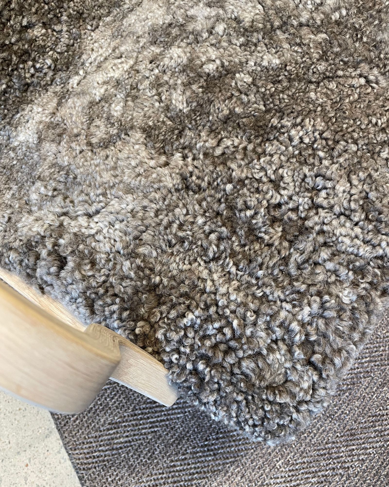 Bröderna Anderssons CHIC Låg Trä Gung – Fåtölj Drake i Facet II 36 Ljusbrun, Vitpigmenterad Ek (1)