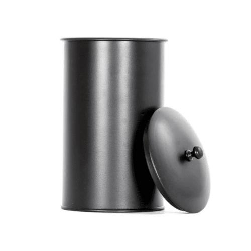 Svart cylindrisk behållare i lackad plåt för förvaring av tändkuber, Ø14x25 cm från Josef Davidsson