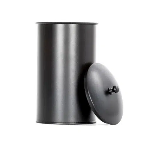 Svart cylindrisk behållare i lackad plåt för förvaring av tändkuber, Ø14x25 cm från Josef Davidsson