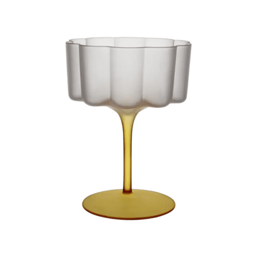 Munblåst cocktail- och dessertglas i frostat glas med vågig skål och gul fot – LILLIE glas.