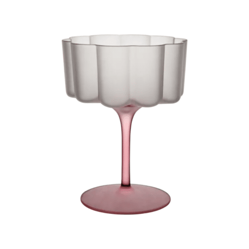 Munblåst cocktail- och dessertglas i frostat glas med vågig skål och rosa fot – LILLIE glas.