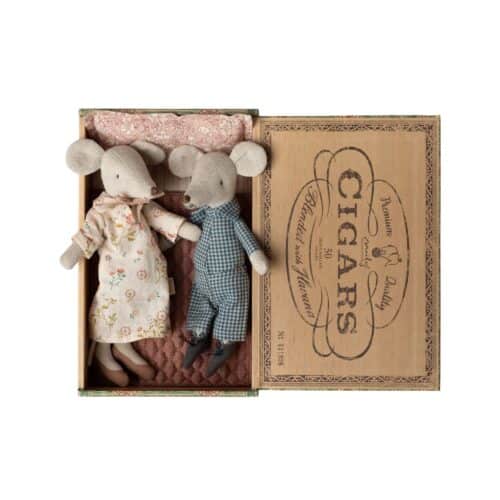 Mormor och morfar möss i cigarrlåda