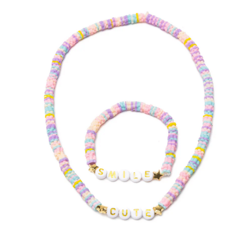 Smile Armband och halsband . Barnhalsband och armband med pastellfärgade blompärlor och bokstäver som stavar “leende” och “söt”
