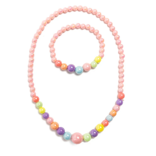 .Pastellpärlsmyckeset med ljusrosa och flerfärgade pärlor. Perfekt för barn 3+ som vill ha lekfulla och färgglada halsband och armband. Barnhalsband och armband med ljusrosa och flerfärgade pärlor i pastellfärger