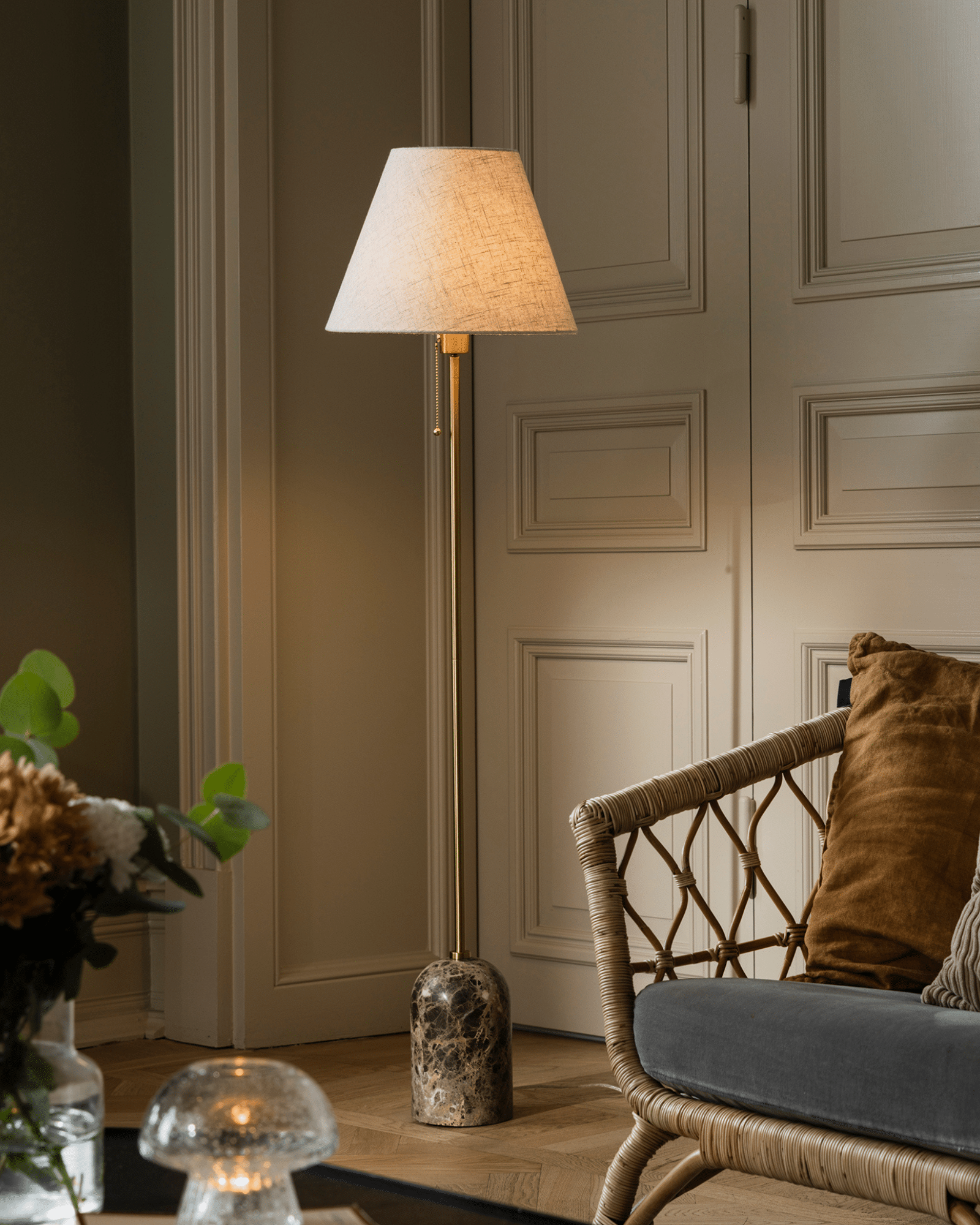 Globen Lighting Gino Golvlampa Brun Marmor – Beige Linneskärm - Bild 5