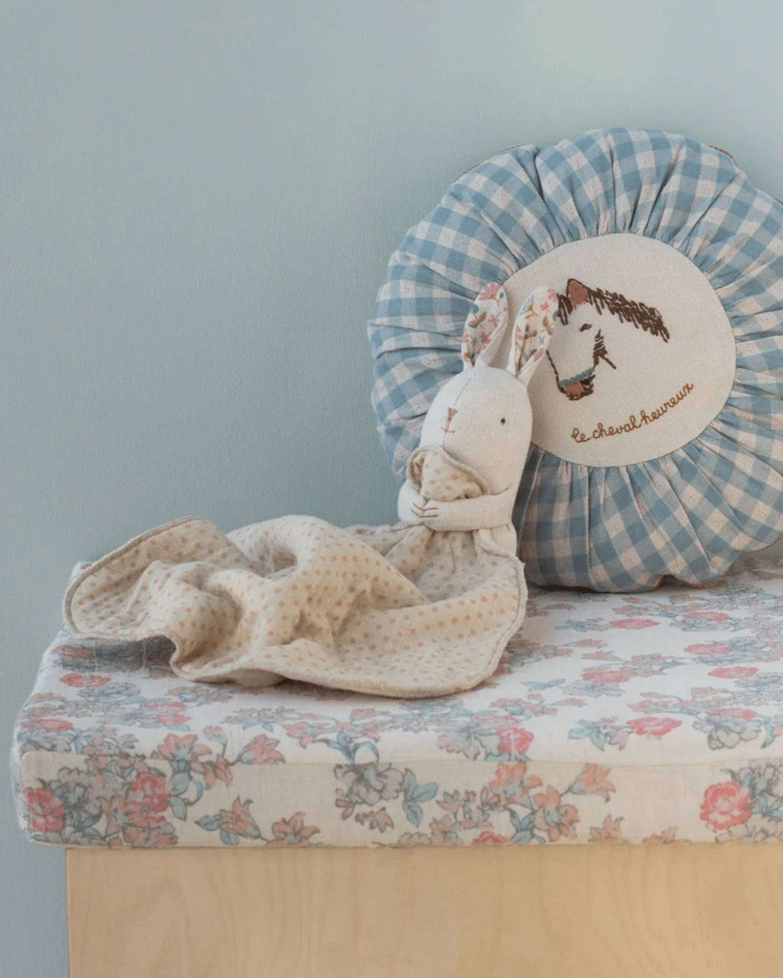 Maileg Lullaby friends kanin mini – Nature | Mjuk kanin med snuttefilt - Bild 2