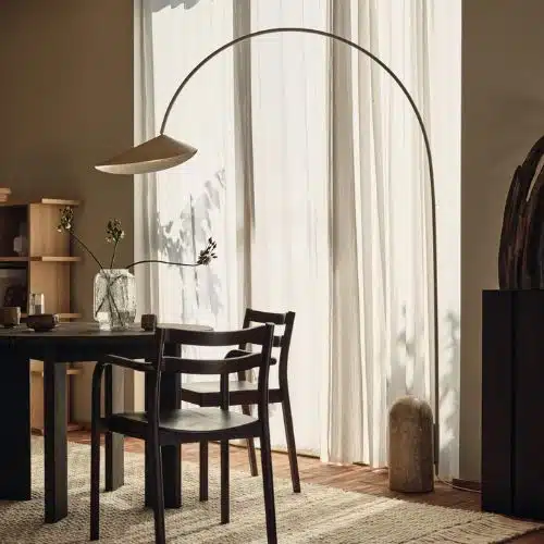 Arum välvd golvlampa